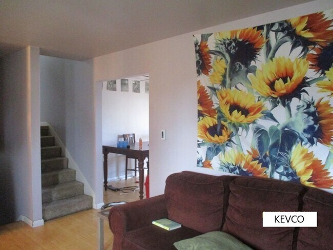 Foto del edificio - Tri-Level Home by Foothills Mall