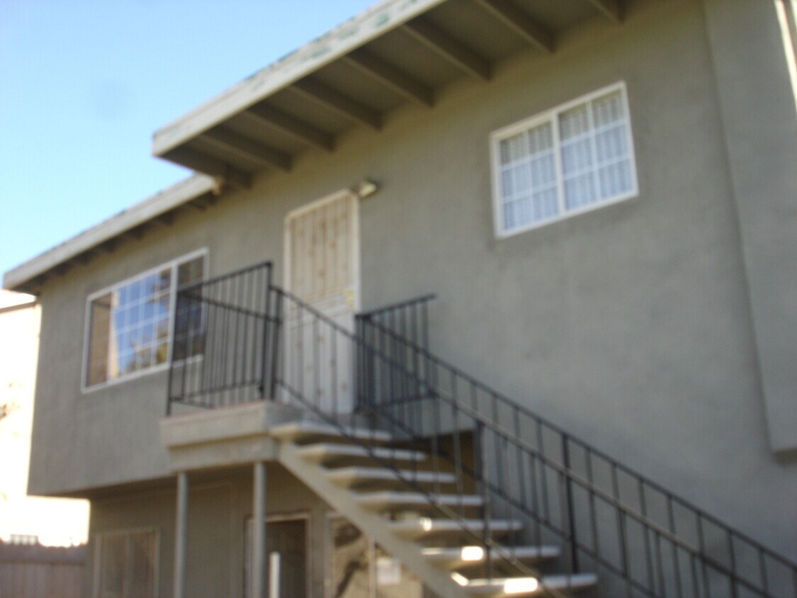 Foto del edificio - 1 car garage alley entrance