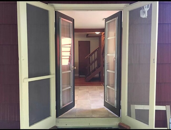 Building Photo - 3 bedroom 1 bathroom house close to Hendricks Park!