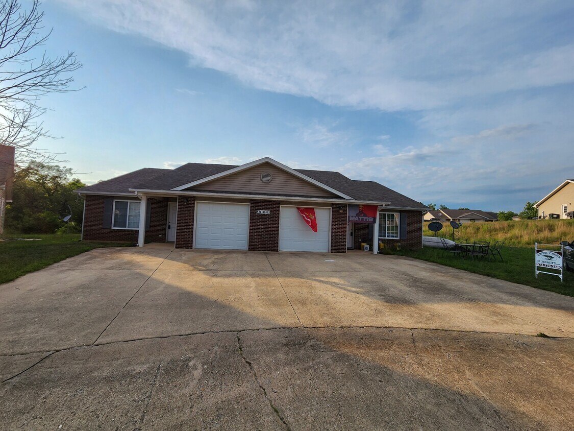 24498 Tupelo Ln, Saint Robert, MO 65584 Townhome Rentals in Saint