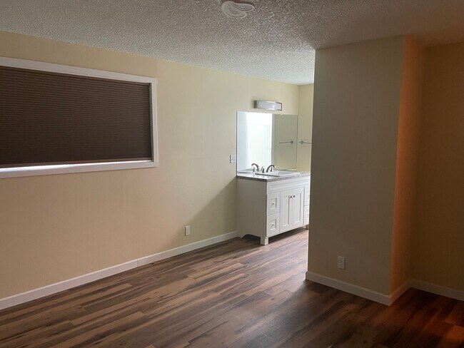 Building Photo - 3 Bedroom 2 Bathroom with 2 Car Garage in ...