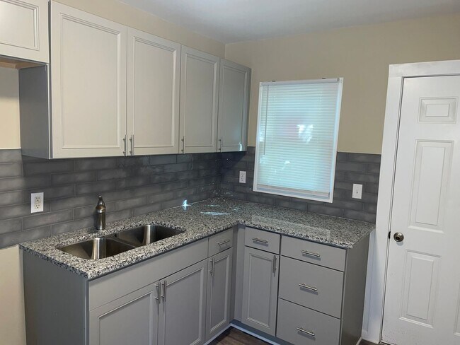 Building Photo - Newly Renovated 2 Bedroom Home in Washingt...