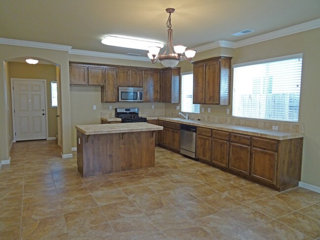 Building Photo - Lovely Gated Community 4/3 Home in Roseville!
