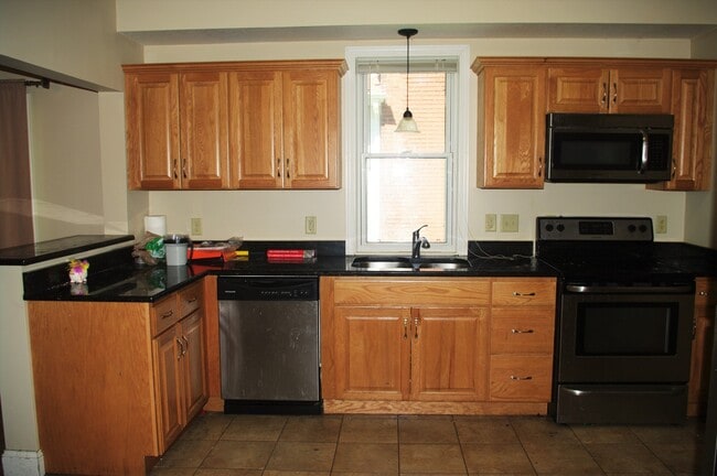 Building Photo - Large Garage!! Large 3 Bedroom House in Midway near Green Line