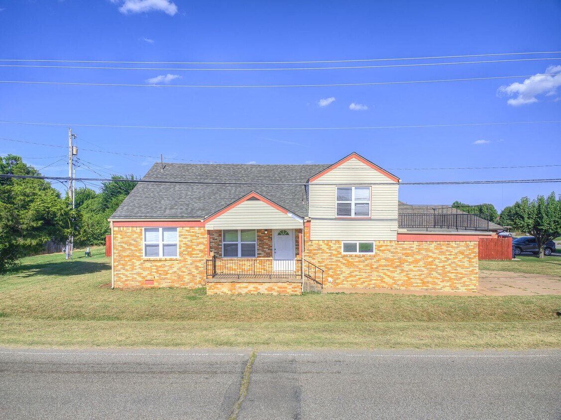 Primary Photo - Charming Hone + Balcony + Centrally Locate...