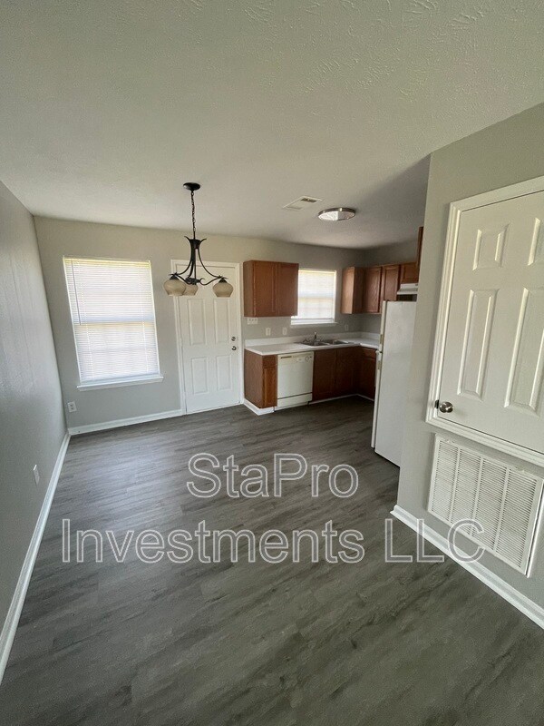 Building Photo - 120 Village Pl