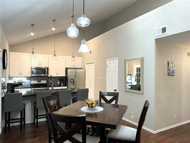 Building Photo - 3809 Spicewood Springs Rd