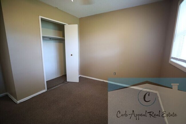 Foto del edificio - This 2 bedroom 1 bath apartment - includes refrigerator, stove and dishwasher.