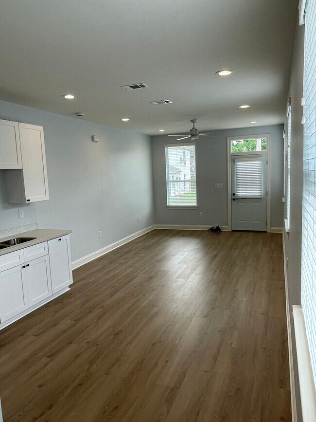 Building Photo - New 3BD/3.5BA w/ Gated Parking, great location Close to Downtown.