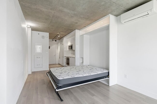 Building Photo - 738 Rue St-Paul Ouest