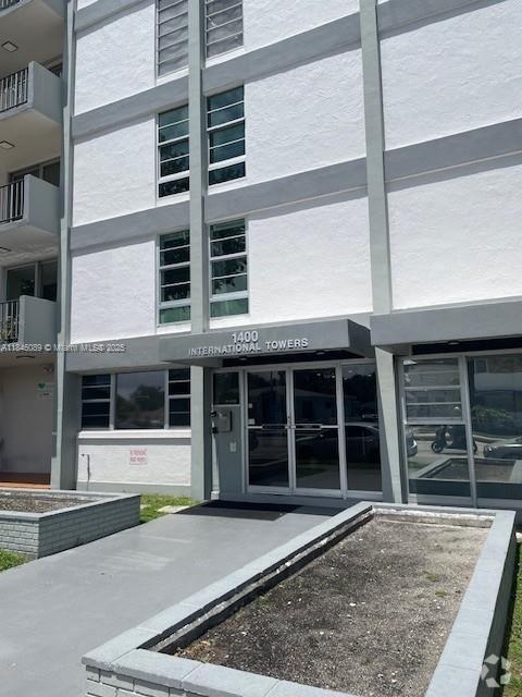 Building Photo - 1400 SW 27th Ave