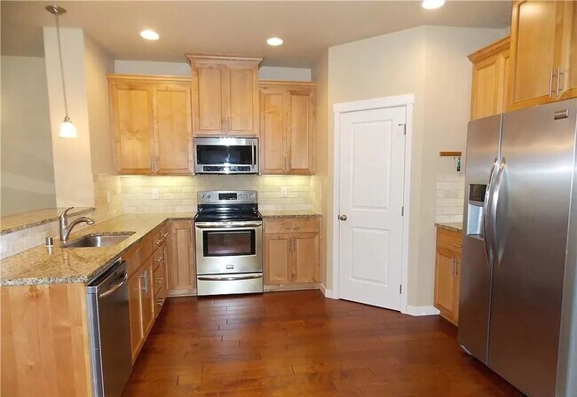 Foto del edificio - 3 bedroom town home in perfect location