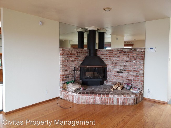 Building Photo - 5 br, 1.5 bath House - 1933 Placer Dr