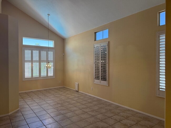 Foto del edificio - Beautiful Home with Pool near Tropicana and Buffalo