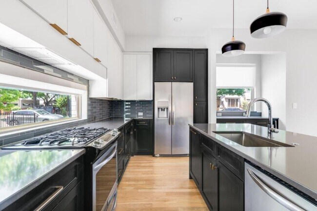 Foto del edificio - 3706 W Beverly Dr