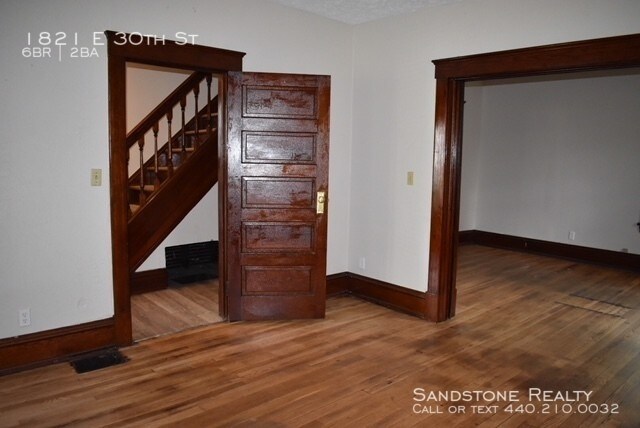 Foto del edificio - 6 Bedrooms--Large Yard