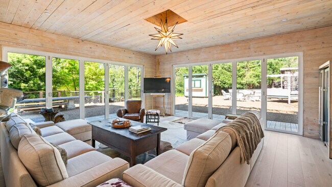 Foto del edificio - 822 Adobe Canyon Rd