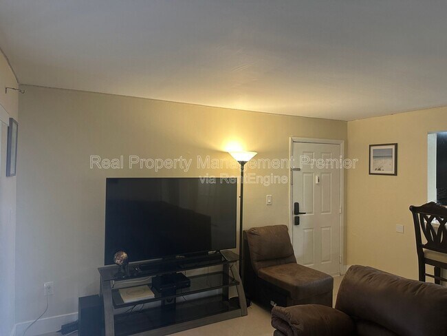 Foto del edificio - 9491 Palm Cir S