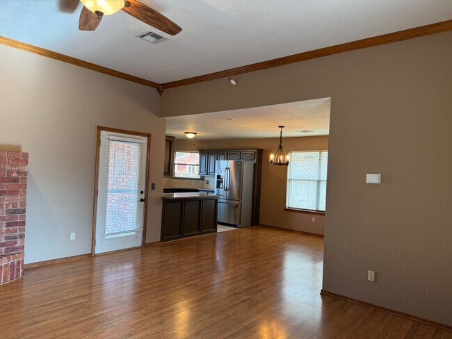 Foto del edificio - 3 Bed, 2 Bath in the Eisenhower School Dis...