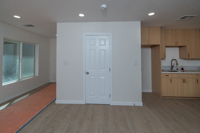 Building Photo - 2400 Del Mar Ave