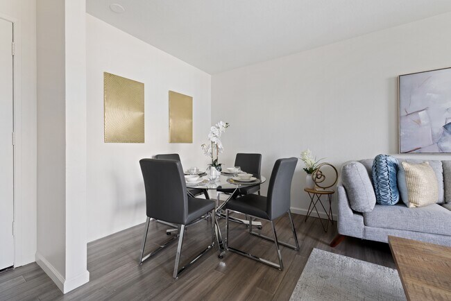 Comedor - 4 Admiral Dr