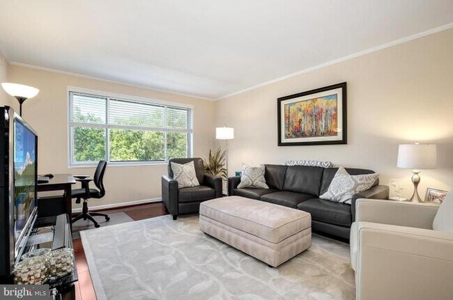 Viviendo - 8315 N Brook Ln