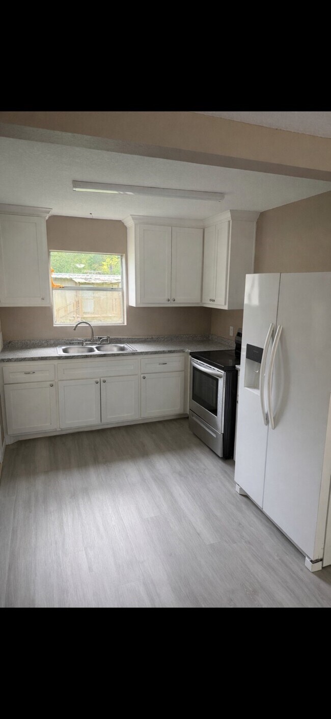 Foto del edificio - 14 Lakeview Dr