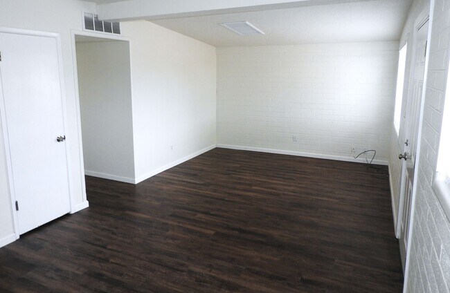 Foto del edificio - Beautifully Remodeled 3+1 Bungalow with Indoor-Outdoor Living