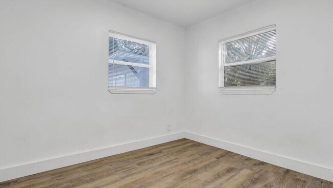 Building Photo - 4/2 ST Pete Home Available Now
