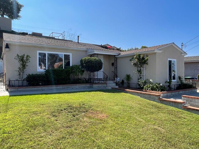 Foto del edificio - Charming Mission Hills 3-Bedroom Gem with ...