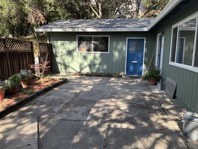 Foto del edificio - Darling 2-bed home with private lot nestle...