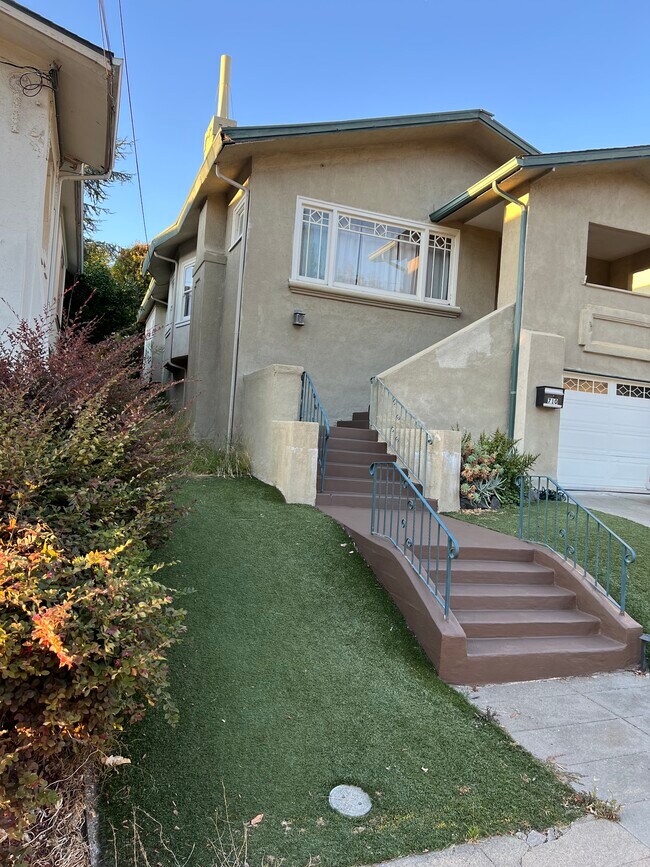Steps - 710 Walavista Ave