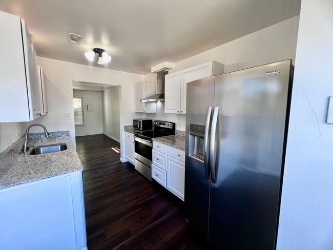Building Photo - 3BR Townhome Near Town Center