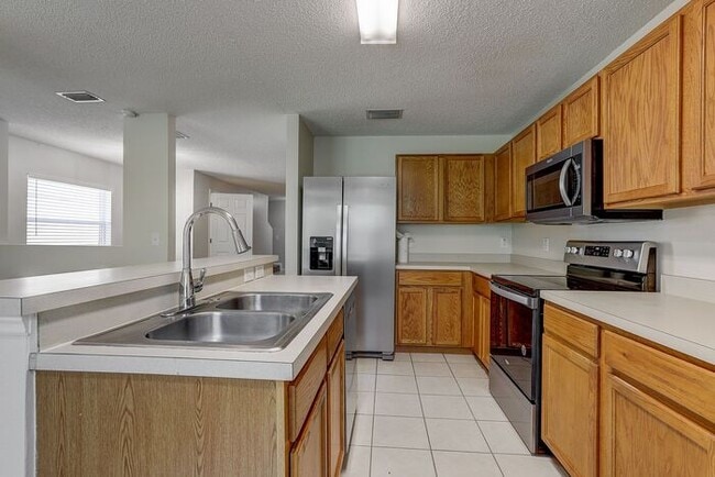 Building Photo - Spacious 3-Bedroom Townhome For Lease!