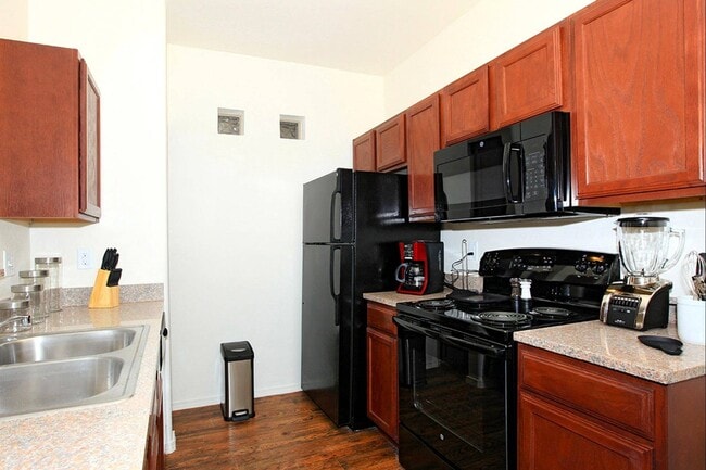 Building Photo - Raintree Apartments