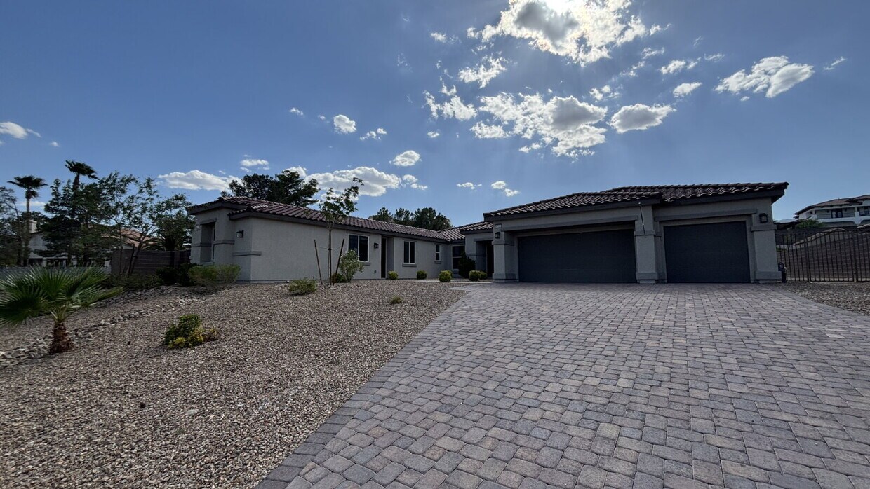 Foto principal - One Story 6-bedroom Home with Attached Casita