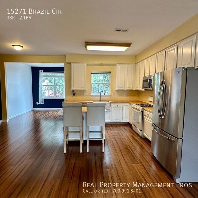 Building Photo - End Unit Townhome / 1 Car Garage / Fully F...