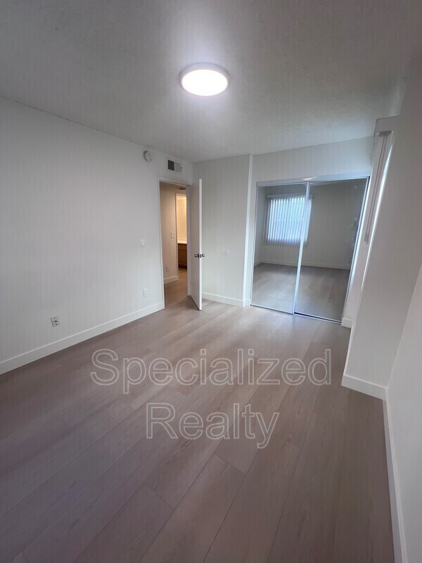 Building Photo - 1233 Stanley Ave