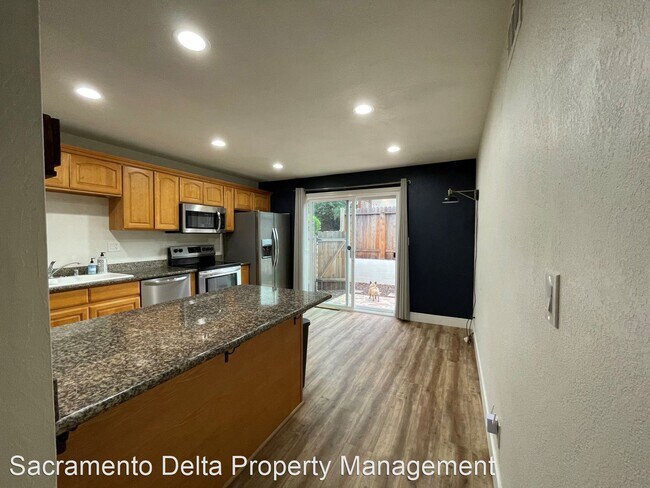 Building Photo - 2 br, 1 bath House - 6061 South Land Park Dr