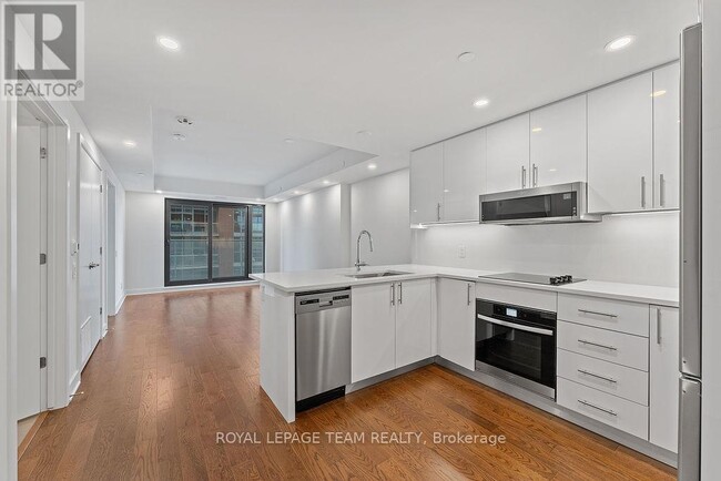 Building Photo - 180 George St