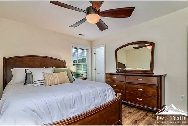 Foto del edificio - 3 BED/2 BATH ONE-LEVEL LIVING WITH MOUNTAIN VIEWS