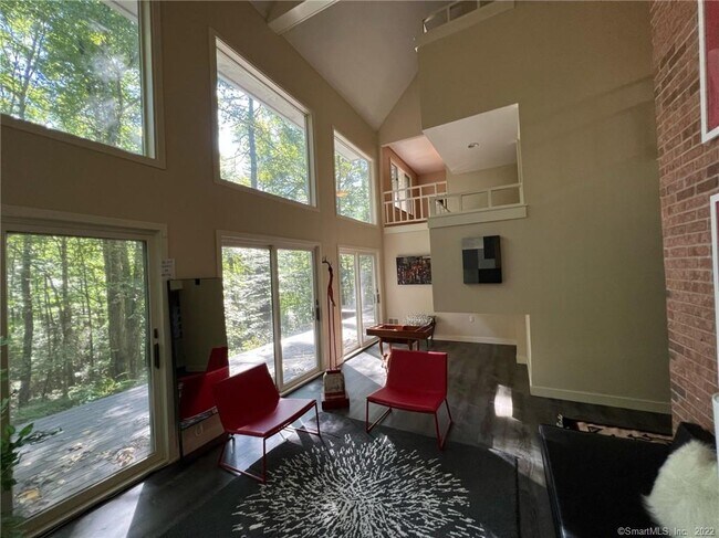 Foto del edificio - 32 Hanson Rd