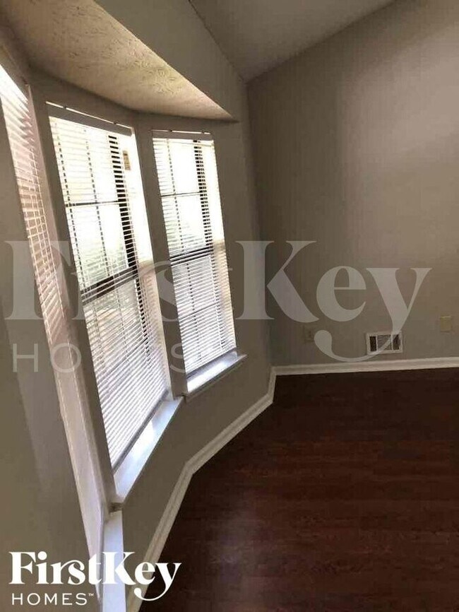 Building Photo - 5641 Clifton Pl