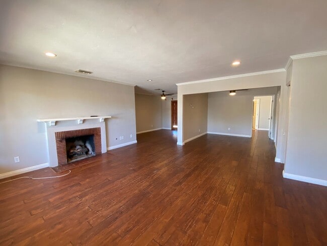 Building Photo - 7BD/4BA, Two Kitchens!