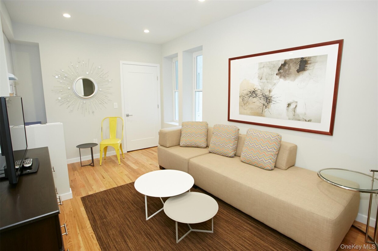 Primary Photo - 215 E Broadway