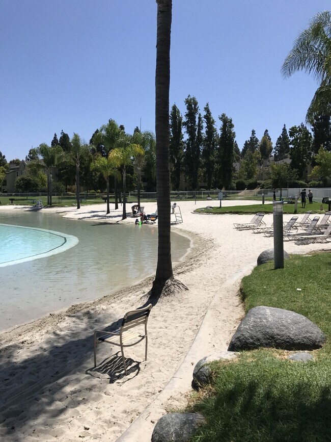 Foto del edificio - 2-BEDROOM / 2-BATH CONDO W/CARPORT PARKING...