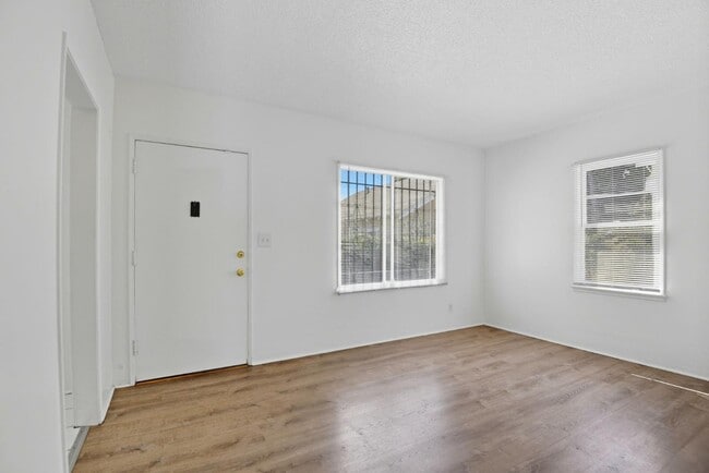 Building Photo - 103 E Tamarack Ave