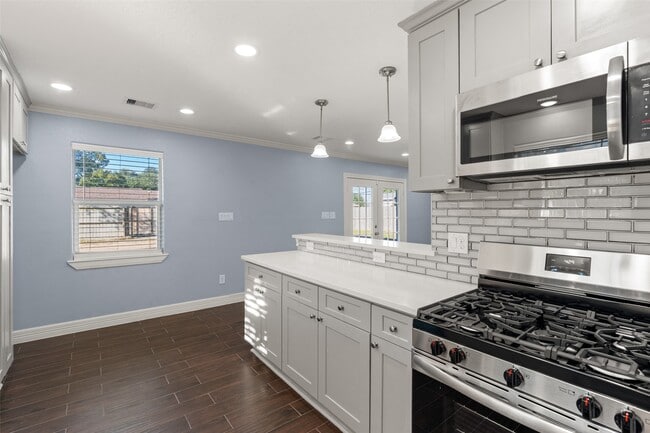 Building Photo - 2106 22nd Ave N