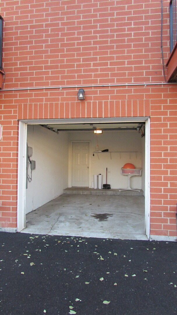 Building Photo - 348 E 25th Pl