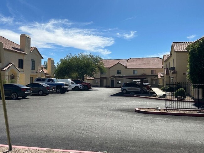 Foto del edificio - $1,695 3 Beds-2 Baths 1,214 Sq. Ft. Townho...